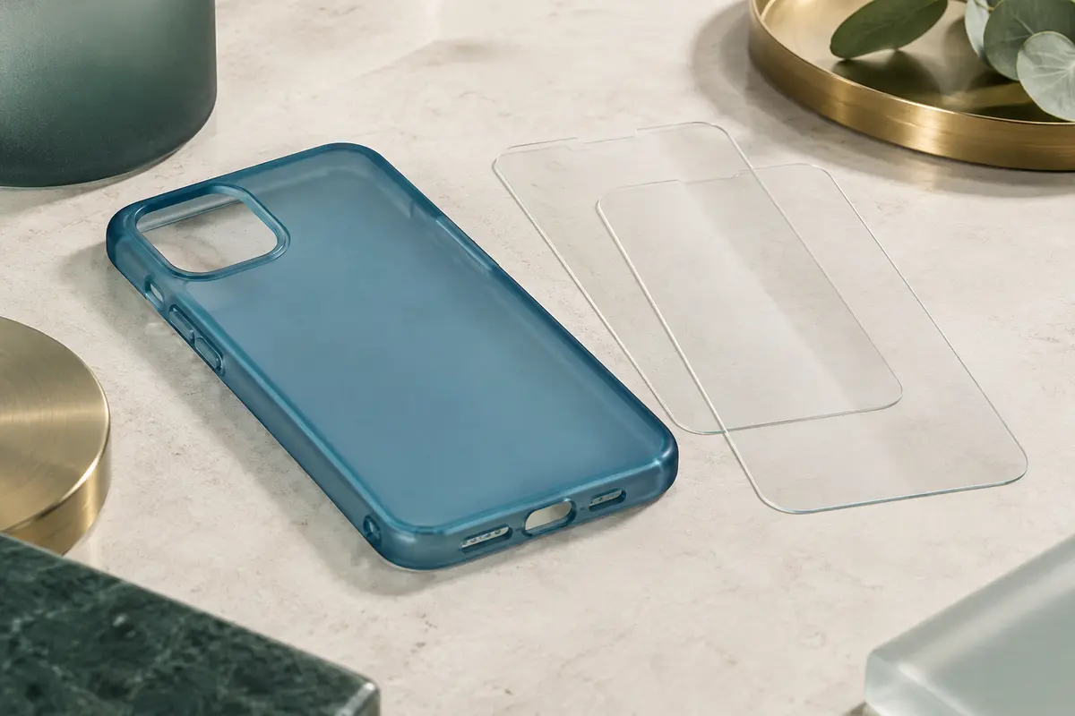 Coque bleue translucide givrée avec cadre souple et deux protections d’écran en verre trempé