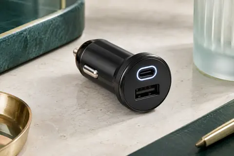 Chargeur voiture noir à deux ports USB-C et USB-A, avec anneau lumineux autour du port USB-C
