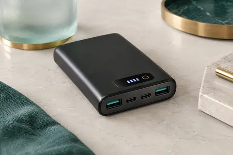 Batterie externe noire Juovi avec écran LED et quatre sorties USB-A et USB-C