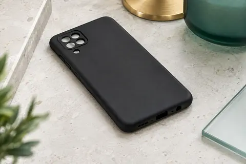 Coque arrière souple en TPU noir mat pour Galaxy A12, présentée sur une surface minérale claire.