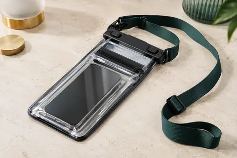 Pochette étanche noire à double poche avec fenêtre transparente et lanière réglable, posée sur une surface claire.