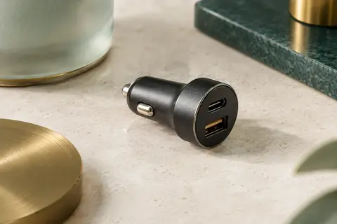 Chargeur voiture Lisen compact en aluminium noir, avec ports USB-C et USB-A visibles