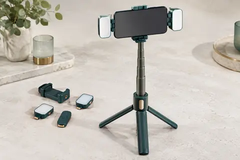 Perche selfie noire déployée en trépied, avec deux lumières de remplissage et télécommande détachable