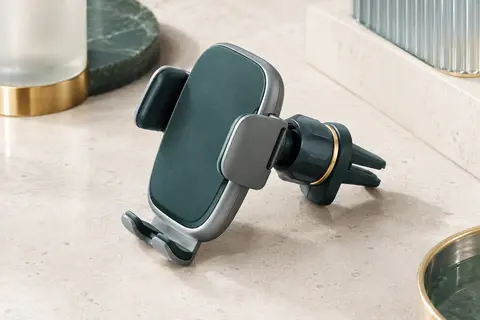 Support téléphone Ugreen gris fixé à une grille d’aération, avec pince latérale orientable et surfaces antidérapantes.