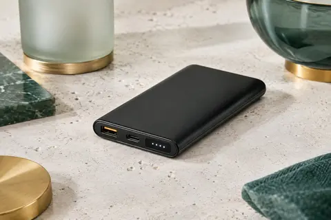 Batterie externe Veger noire et compacte, avec écran LED et ports USB-A et USB-C visibles.